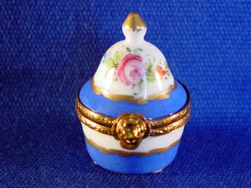 DARK BLUE AND WHITE URN